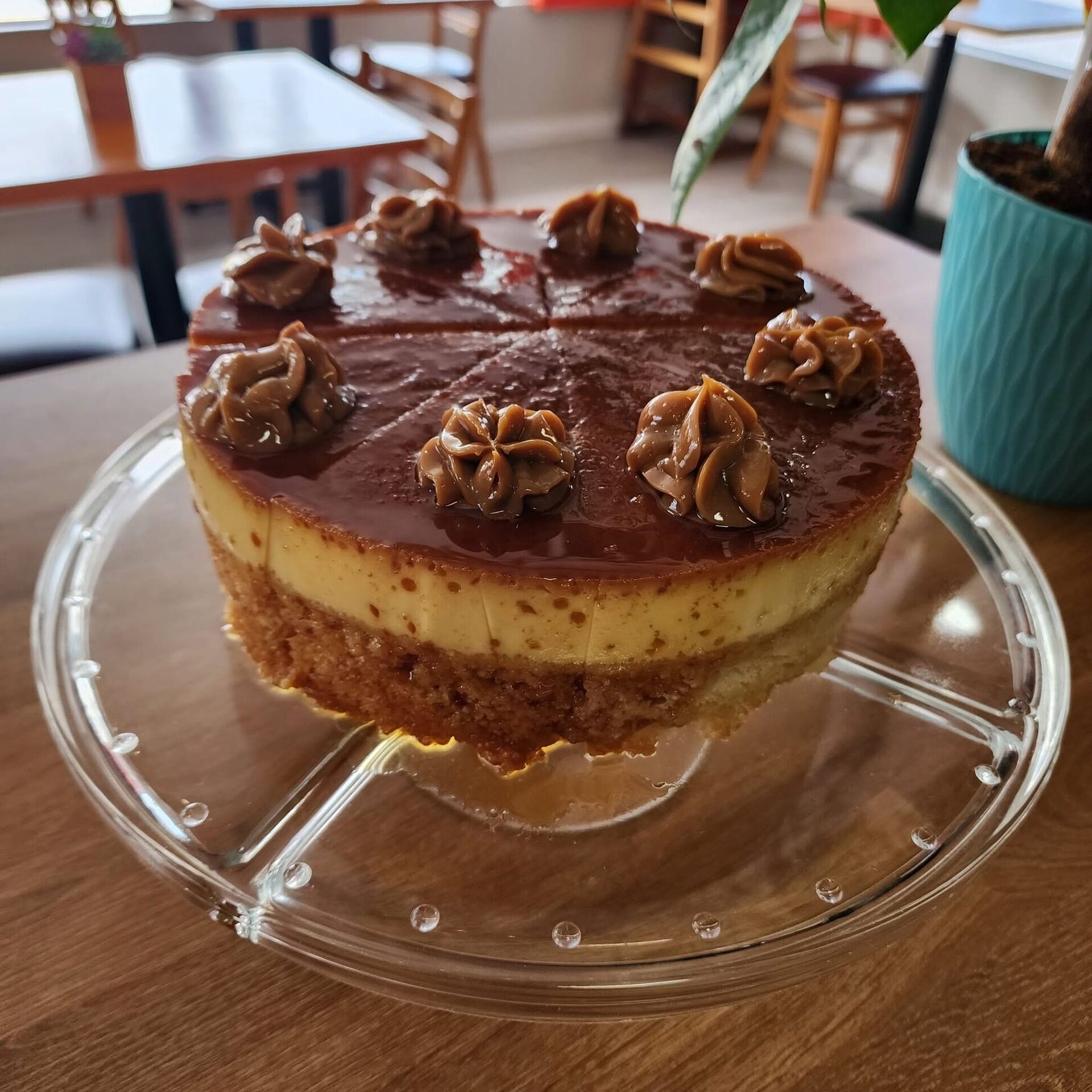 1Chick 1Bro: flan-layer cake with chocolate rosettes on a glass stand